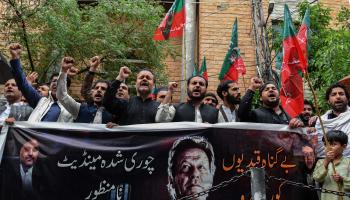 تفاوض حزب عمران خان مع الجيش تظاهرة لإطلاق سراح خان، كويتا، الجمعة الماضي (باناراس خان/فرانس برس)