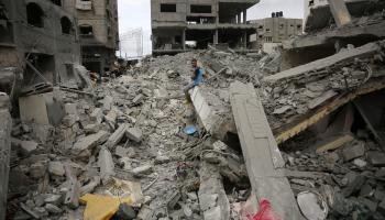 أنقاض مباني سكنية في مخيم النصيرات في دير البلح وسط قطاع غزة - 27 إبريل 2024 (أشرف أبو عمرة/ الأناضول)