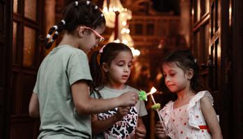 أطفال في عيد الفصح في كنيسة القديس برفيريوس في غزة - 5 مايو 2024 (فرانس برس)