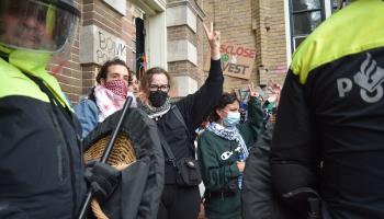 معاداة السامية قوات الأمن تراقب متظاهرين بجامعة أمستردام، أمس الأول(منيب تيم/الأناضول)