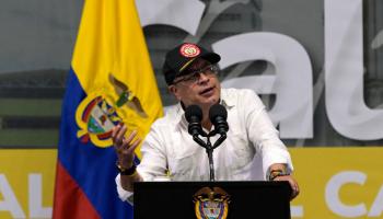 رئيس كولومبيا غوستافو بيترو خلال حديثه أمام حشد من الناس يوم 10 مايو/أيار 2024 (فرانس برس)