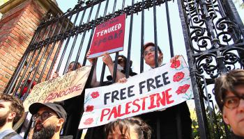 من تحرك طلاب جامعة هارفارد تضامناً مع غزة - 10 مايو 2024 (جون تلوماكي/ Getty)