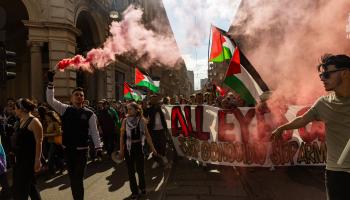 متضامنون مع فلسطين في تورينو/ إيطاليا يطالبون بوقف التعاون مع الاحتلال (ماورو أوجيتو/Getty)