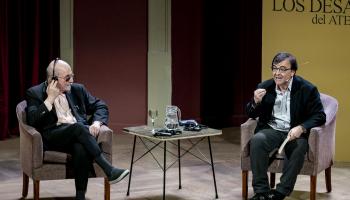 خافيير ثيركاس في الحوار الصحافي مع الكاتب والروائي سلمان رشدي، مدريد، 20 أيار/ مايو (Getty) 