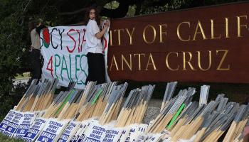 احتجاج على حرب غزة في جامعة كاليفورنيا في سانتا كروز - الولايات المتحدة الأميركية - 20 مايو 2024 (جاستن سوليفان/ Getty)