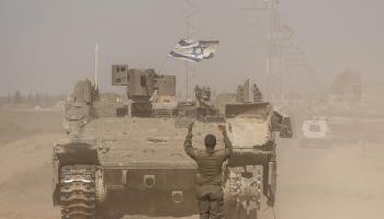 دبابة إسرائيلية تتحرك قرب رفح، 30 مايو 2024 (مصطفى الخاروف/الأناضول)
