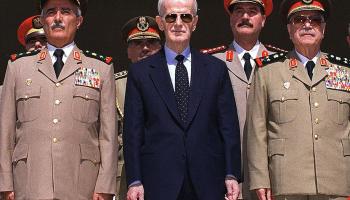 حافظ الأسد رئيسا ومصطفى طلاس وزير دفاعه المزمن (Getty)
