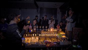 فوانيس رمضان تضئ عتمة الحرب في غزة (بلال خالد/الأناضول)