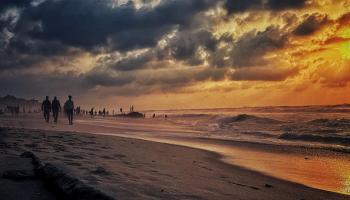 شاطئ غزة في دير البلح (عبد الله عبيد/الأناضول)