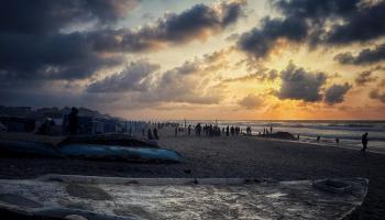 شاطئ غزة في دير البلح (عبد الله عبيد/الأناضول)