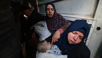 استشهاد رضيعان في غزة (محمد عابد/فرانس برس)