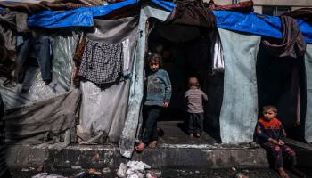 يعيش النازحون الفلسطينيون في رفح أوضاعا مأساوية (فرانس برس)