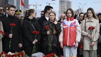 روس يضعون الزهور على نصب تذكاري لضحايا هجوم موسكو 30 مارس 2024 (Getty)
