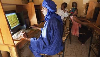 رجل من الطوارق يتصفح الشبكة في مقهى للإنترنت في أغاديس في النيجر، 1 يناير 2020 (إبيرتو أرزوز/ Getty)