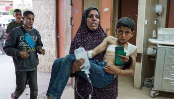 جرحى في مستشفى شهداء الأقصى في دير البلح وسط قطاع غزة (فرانس برس)