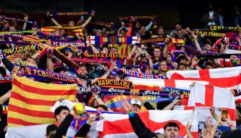 تسببت جماهير برشلونة في عقوبة فريقها الأسبوع الماضي بملعب الباريسي (فرانكو آرلاند/Getty)