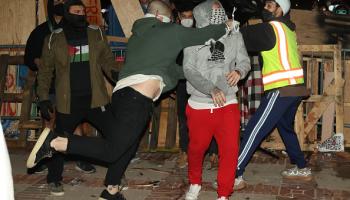 هجوم مناصري إسرائيل على محتجين في جامعة كاليفورنيا، 30 إبريل (Getty)