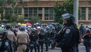 شرطة نيويورك خلال فض اعتصام طلاب جامعة كولومبيا، 30 إبريل 2024 (Getty)