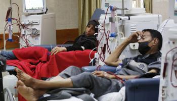 يكافح مرضى الفشل الكلوي للحصول على العلاج في غزة، 3 مايو 2024 (أشرف عمرة/الأناضول)