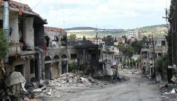 آثار غارة إسرائيلية على بلدة ميس الجبل في جنوب لبنان، 5 مايو 2024 (Getty)
