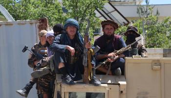 أفراد أمن طالبان يعتلون مركبة مدرعة في إقليم بدخشان، 6 مايو 2024 (Getty)