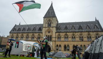 طلاب جامعة أكسفورد ينضمون للاحتجاجات الطلابية الداعمة لغزة، 6 مايو 2024 (لوريل تشور/Getty)