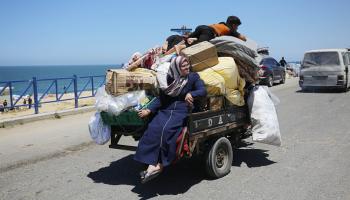 فلسطينيون هجروا من رفح يصلون إلى ساحل دير البلح جراء التوغل الإسرائيلي، 8 مايو 2024 (Getty)