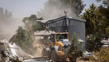 جرافة إسرائيلية تهدم بيوت عائلة أبو عصا في النقب، 8 مايو 2024 (Getty)