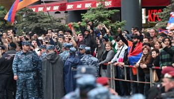 خلال احتجاجات في يريفان تنديدًا بإعادة أرمينيا أراض لأذربيجان، 15 مايو 2024 (فرانس برس)