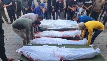 جثث فلسطينيين نقلت إلى مستشفى الكويت بعد استشهادهم بهجمات إسرائيلية 16 مايو 2024 (Getty)