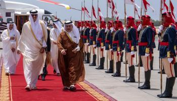 وصول أمير قطر إلى المنامة للمشاركة في القمة العربية، 16 مايو 2024 (Getty)