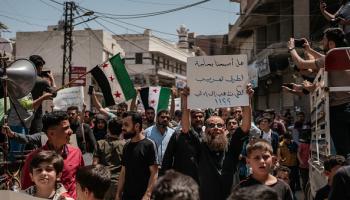 خلال تظاهرة ضد هيئة تحرير الشام في إدلب، 17 مايو 2024 (فرانس برس)
