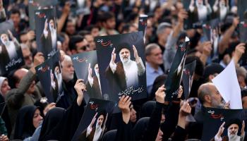 إيرانيون تجمعوا وسط طهران حزناً على رئيسي (أتا كيناري/فرانس برس)