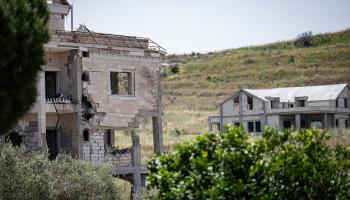 آثار الدمار في علما الشعب بعد غارات إسرائيلية، 18 مايو (Getty)