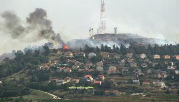 دخان يتصاعد من مستوطنة "المطلة" قرب جنوب لبنان بعد هجوم لحزب الله، 23 مايو 2024 (Getty)