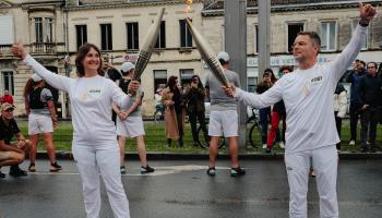 مرور الشعلة الأولمبية اليوم الخميس بمدينة بوردو (أستريد لاغون/Getty)