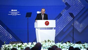 أردوغان خلال فعالية للجنة العلاقات الاقتصادية الخارجية التركية (عارف هدفردي/الأناضول)