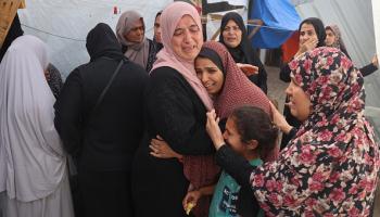 فلسطينيات يبكين ضحايا مجزرة رفح جنوبي قطاع غزة، 27 مايو 2024 (Getty)