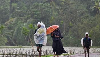 إعصار ريمال يترك آثاره على المناطق المنخفضة في بنغلادش والهند، 27 مايو 2024 (فرانس برس)