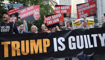 متظاهرون يرفعون لافتات ضد ترامب بعد إدانته