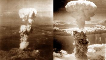 سقوط القنبلة الذرية فوق هيروشيما (يسار) وناغازاكي (يمين) خلال الحرب العالمية الثانية، أغسطس 1945 (Getty)