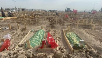 شواهد القبور بعد الزلزال في تركيا (الأناضول)