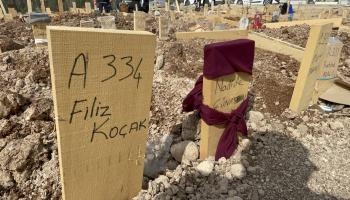 شواهد القبور بعد الزلزال في تركيا (الأناضول)