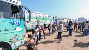 حافلات تنشر العلم في سورية (الأناضول)