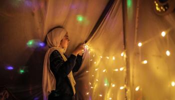 زينة رمضان في خيم النازحين في غزة (الأناضول)