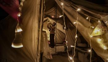 زينة رمضان في خيم النازحين في غزة (الأناضول)