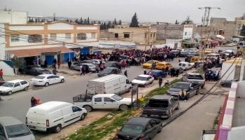 عشرات السيارات ومئات التونسيين أمام منزل عراف