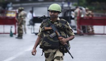 الشرطة الهندية تعتقل المئات في كشمير (فرانس برس)