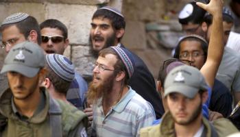 مستوطنون يهود يقتحمون المسجد الأقصى تحت حراسة الشرطة الإسرائيلية