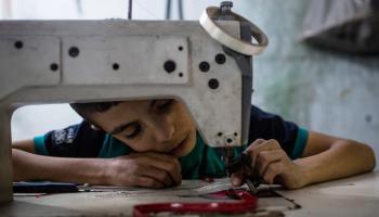 عمالة أطفال - طفل يعمل في الخياطة - مجتمع